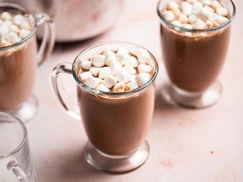 A picture of hot chocolate with marshmallows.
